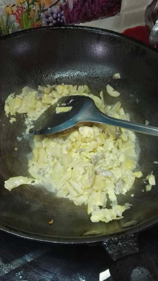 竹笋蛋,煮到汤水还有一点点时倒入打发好的鸡蛋，然后再翻炒几下，就好出锅咯！这样烧出来的鸡蛋特别嫩，而且竹笋的鲜味就全部被鸡蛋锁住了。