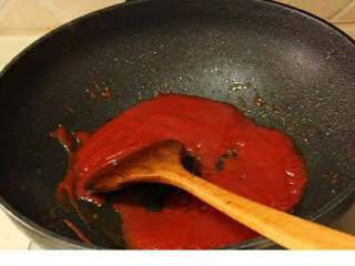 番茄小排,把番茄酱放入锅中翻炒一至两分钟