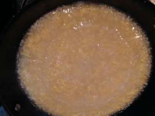鸡蛋酒酿羹,淋上淀粉勾薄芡，加入鸡蛋液搅拌均匀关火