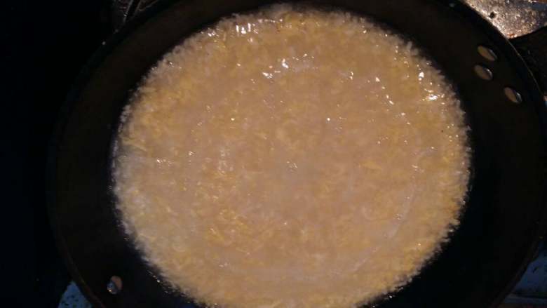 鸡蛋酒酿羹,淋上淀粉勾薄芡，加入鸡蛋液搅拌均匀关火