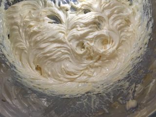 黄油曲奇,分三次倒入全蛋液打匀，筛入低筋粉搅拌均匀