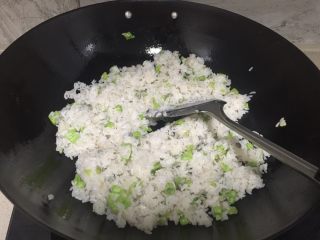 软糯营养炒饭,豆角5成熟的时候放入米饭翻炒