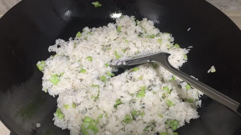 软糯营养炒饭,豆角5成熟的时候放入米饭翻炒
