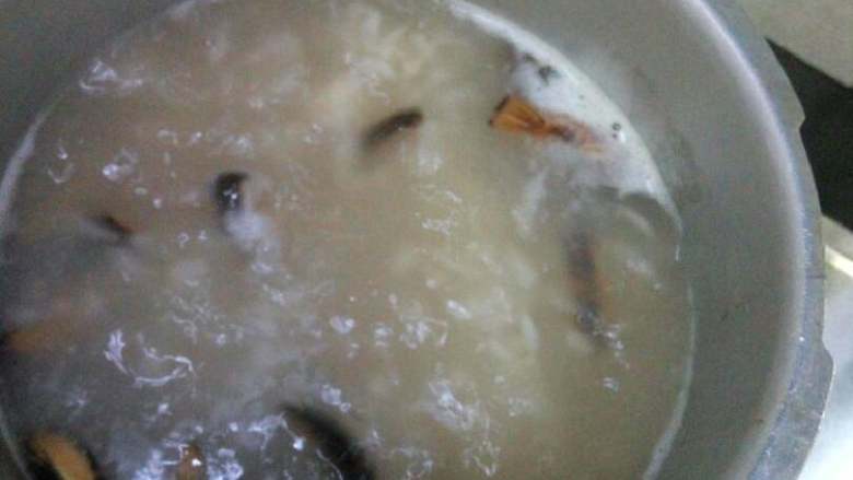 海鲜粥,将炒好的鱿鱼香菇加入粥里继续煮10分钟，在加入虾