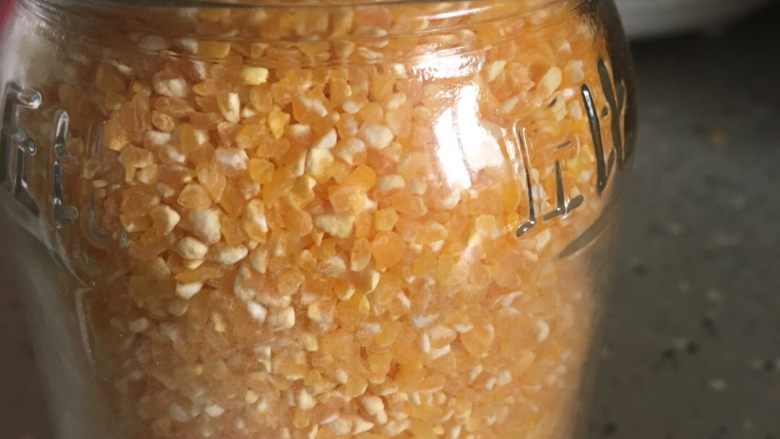 玉米糁南瓜粥,选用颗粒稍大点儿的更香浓