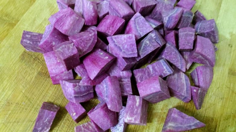 紫薯水晶粽,<a style='color:red;display:inline-block;' href='/shicai/ 2643'>紫薯</a>切成小丁。