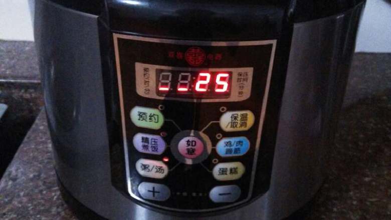 酱黑豆,加入清水放入电高压锅，设定25分钟左右