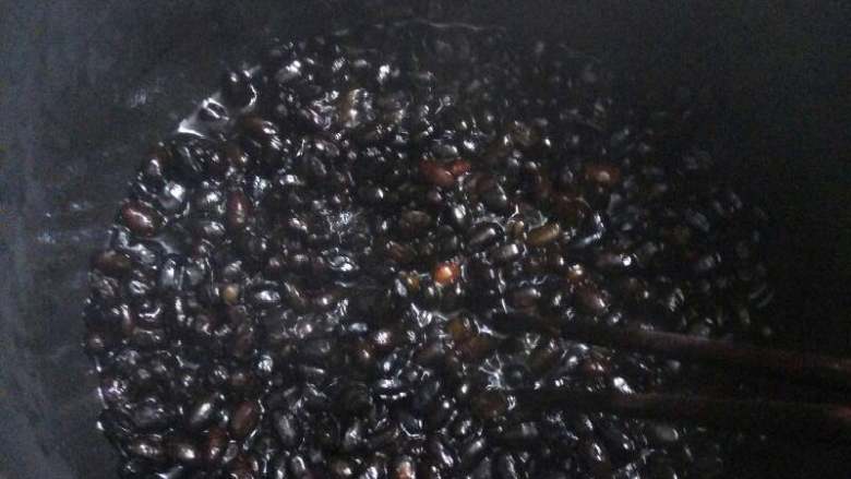 酱黑豆,可以继续在锅中加热至收汁，或者转到煤气炉小火煮至收汁，要不时用筷子或铲子翻拌，一是为了每颗豆子都吃到酱汁，二是为了不让它糊了