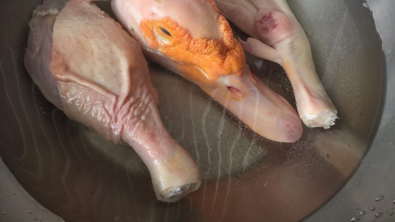 荷香鸭头鸭腿,洗净食材，用冷水捞食材(如图)