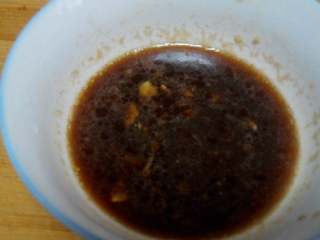 炒空心菜,之前备好蒜蓉和酱油醋(其实是咸食的蘸料)，在空心菜出锅称盘时浇上去一点～提味的～