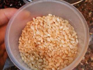 糙米红豆粥,用量杯量出半杯糙米