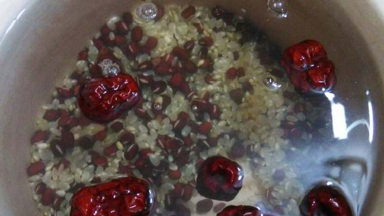 糙米红豆粥,一次性加满水，调高火炖2小时后转低火再炖3小时