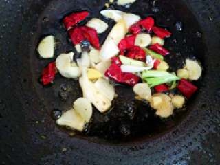 外婆菜炒藕丁,热锅凉油放入葱姜蒜、干红椒段小火煸香