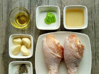 蜜汁蒜香鸡,首先准备，鸡腿，蒜瓣，橄榄油，芥末，蜂蜜，盐，胡椒粉
