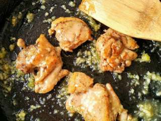 蜜汁蒜香鸡,最后倒入煎熟的鸡腿肉裹上一层热热的酱汁