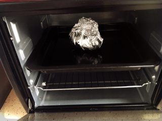 芝士培根焗土豆,入烤箱180摄氏度40分钟。