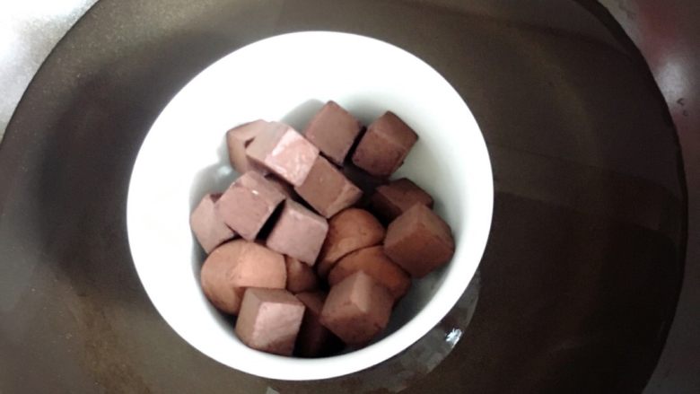抹茶蛋糕卷,夹心材料：巧克力隔水加热至融化。