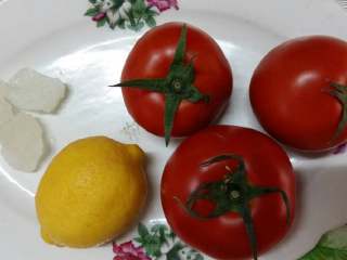 番茄酱（自制）,番茄尽量买颜色比较红的那种，冰糖适量，柠檬🍋一个。