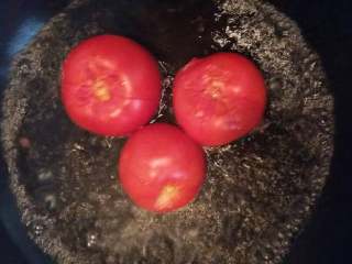 番茄酱（自制）,锅里放水烧开，番茄洗净 中间划+字刀倒入锅中焖一下即可