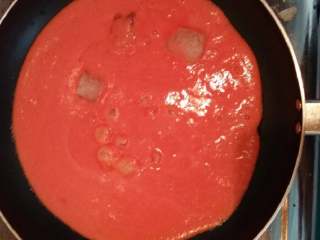 番茄酱（自制）,放入不粘锅里慢慢搅拌，倒入冰糖柠檬🍋汁，不断翻拌。