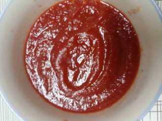 番茄酱（自制）,盛入无水无油的容器中。