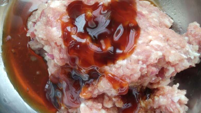 #香菇猪肉馅🐷饺子#,猪肉🐷剁碎，放所有的材料