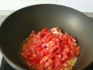 茄汁面,放入番茄丁，改小火慢慢炒。