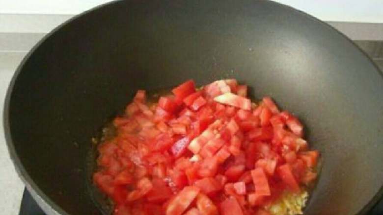 茄汁面,放入番茄丁，改小火慢慢炒。