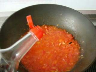 茄汁面,放盐，生抽，蚝油调味，搅拌均匀。
