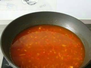 茄汁面,加入两碗水。大火烧开，小火煮十分钟，汤汁就做好了。
