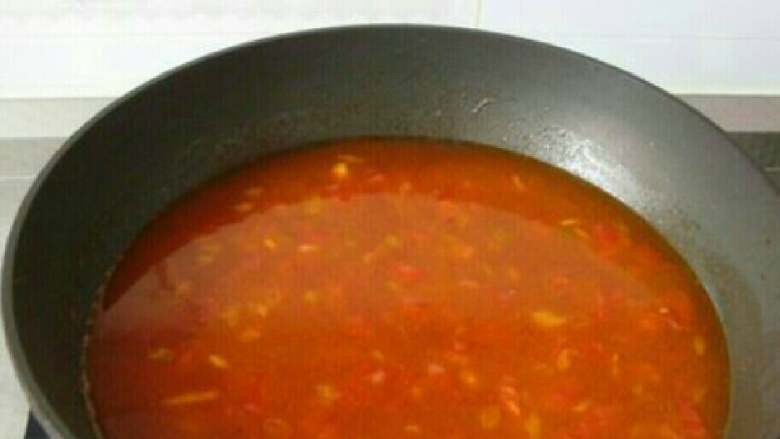 茄汁面,加入两碗<a style='color:red;display:inline-block;' href='/shicai/ 156925'>水</a>。大火烧开，小火煮十分钟，汤汁就做好了。