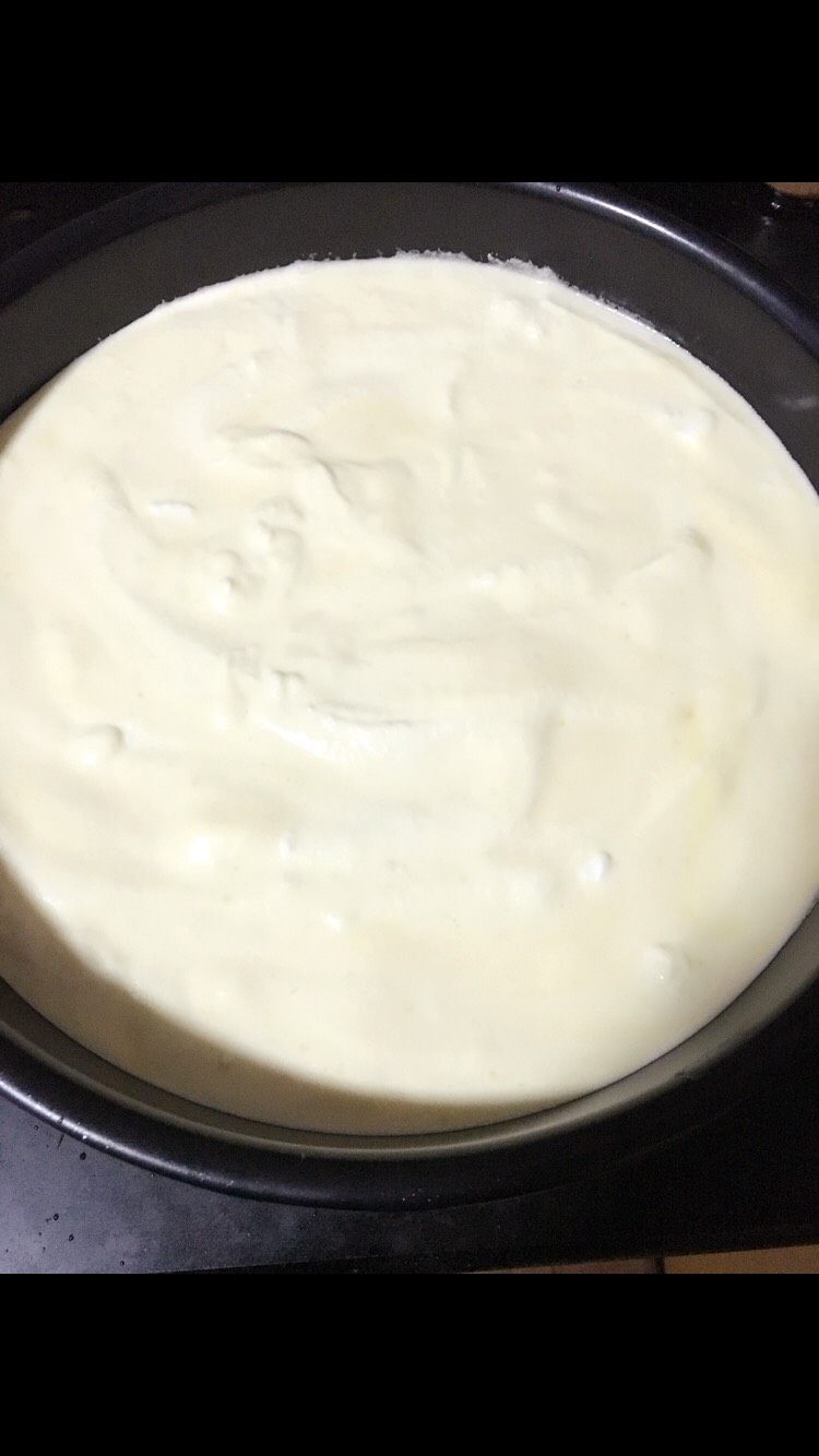 水果奶油蛋糕,将三分之一的蛋白加入蛋黄糊中切拌均匀，注意不可搅拌过度！然后再倒进蛋白盆中切拌均匀，倒入蛋糕模内，震出气泡。
