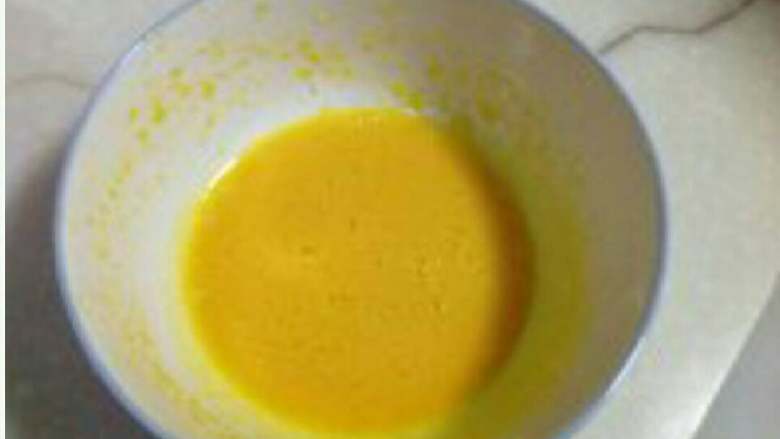 哈根达斯风味冰淇淋,把10g糖加到蛋黄中，用打蛋器将蛋黄打散成蛋黄液