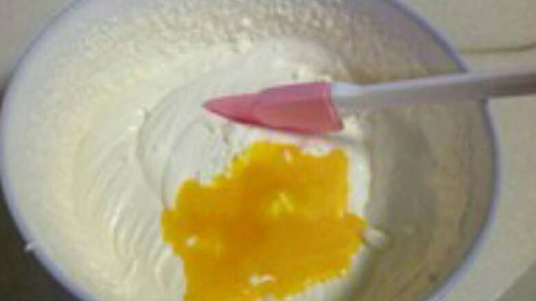 哈根达斯风味冰淇淋,将蛋黄液分次加入到打发的淡奶油中，加一次，用刮刀拌匀一次，直到全部混合均匀。