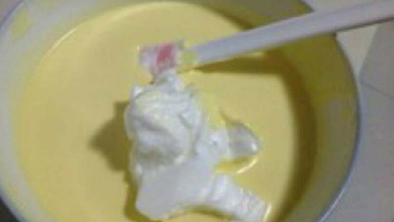 哈根达斯风味冰淇淋,从冰箱取出打发的蛋白，分3、4次加入到搅拌好的淡奶油中，加一次拌匀一次，直至全部拌匀即可。