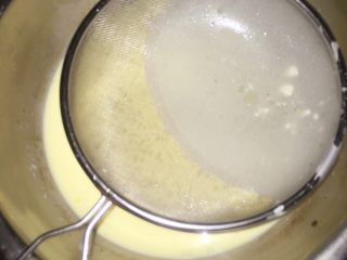 蛋挞蛋挞～,搅拌的差不多，就过筛，把没有搅拌均匀的颗粒还有大泡泡过滤掉。