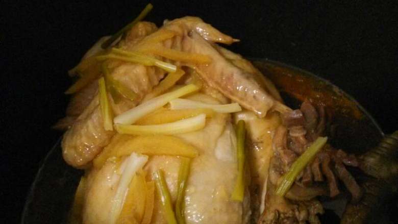 酱油鸡,电饭煲里加入腌制好的鸡，把腌制的酱汁淋在鸡上面，盖上盖调至煮饭。