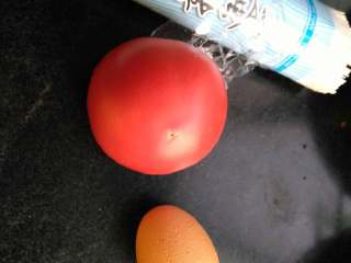 西红柿鸡蛋面,准备食材，搅鸡蛋，切西红柿