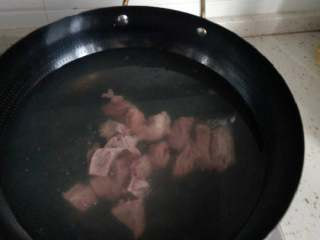 土豆烧牛肉,锅上加水，把牛肉放进入焯去血水……