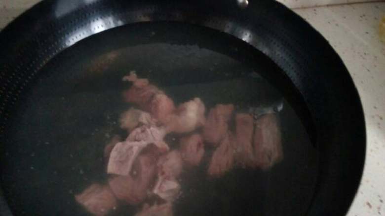 土豆烧牛肉,锅上加水，把牛肉放进入焯去血水……