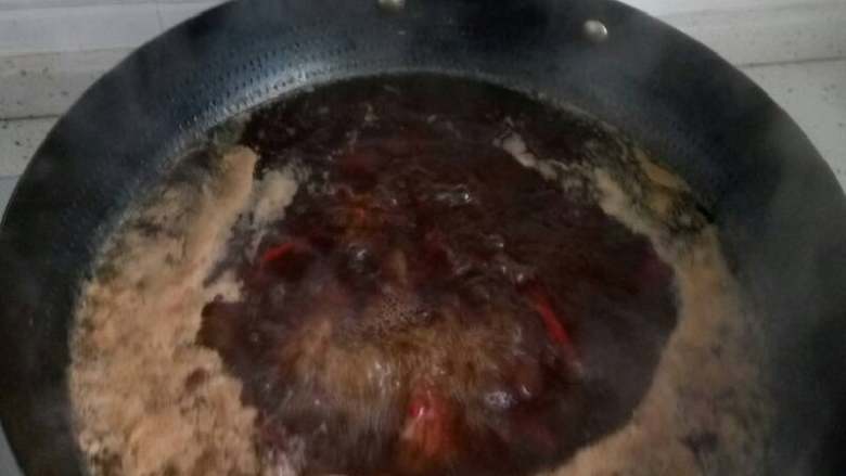 土豆烧牛肉,加水烧开第一遍，用勺子舀去上面的浮沫。改中火沸煮，时间由自己掌握，因牛肉肉质和品种不同，我用了十五分钟后改最小的火🔥，闷了。