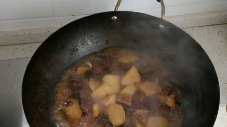 土豆烧牛肉,牛肉煮差不多的时候放入土豆……少加点盐入味