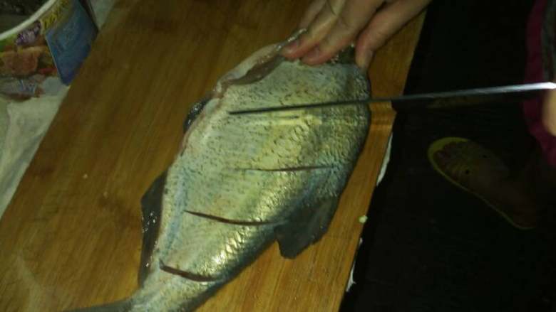 红烧鱼,然后在鱼的身上用刀切几个口。