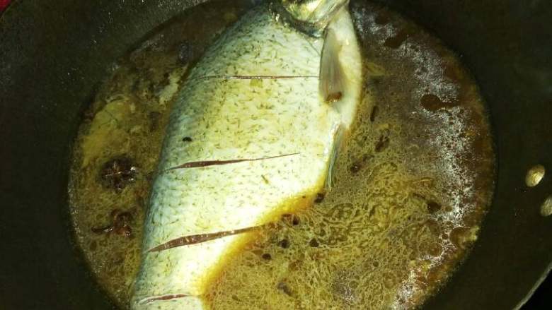 红烧鱼,然后把鱼放入锅里。盖上锅盖慢炖。要用中火。水开了以后在用小火。炖上一会在把鱼反过来炖。