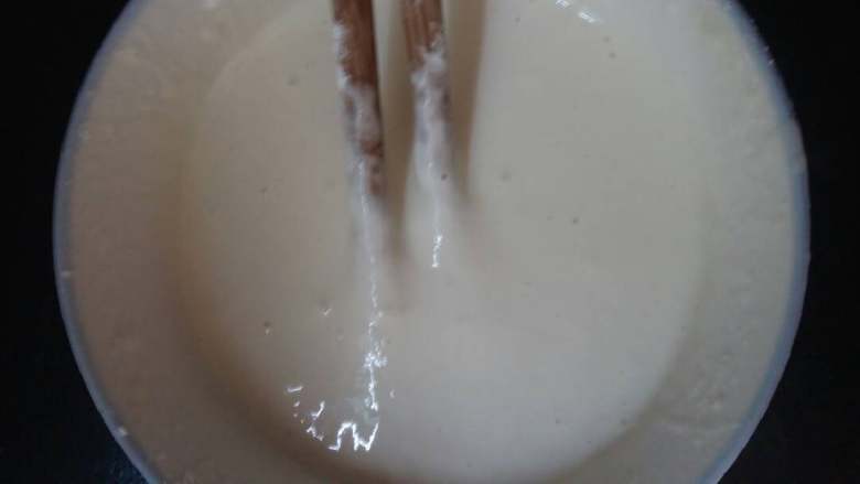 糖醋排骨,脆炸糊调制：面粉和淀粉的比例是4：3再加一点点无铝泡打粉，加入清水搅拌成无颗粒浆液