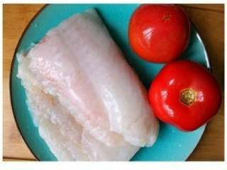 番茄豆腐鱼🐠,鱼🐟切片，西红柿洗净切成丁