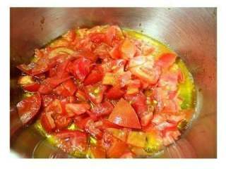 番茄豆腐鱼🐠,锅内倒入少许橄榄油，倒入西红柿翻炒至软，加入适量水煮开