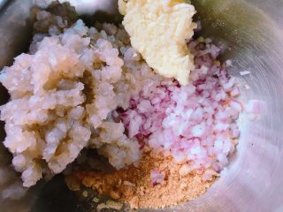 吃到停不下来的芝心虾饼,混合所有原料：虾胶、洋葱粒、面包削、马苏拉里芝士，并加入盐适量