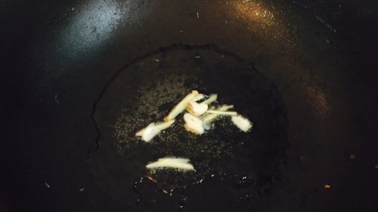 紫苏小河虾,热锅，到油，下姜蒜煸香。