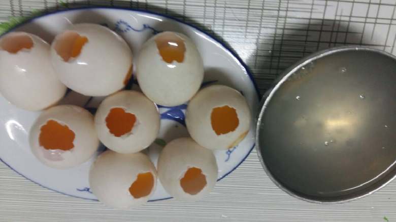 糯米鸭蛋,鸭蛋尖一头的敲开挖一个小孔里，沥净蛋清，依次做好。